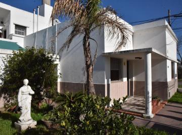 Casa · 216m² · 12 Ambientes · 1 Cochera · Casa en Venta en Ensenada con Departamento Moreno y J. Maria Jerez