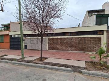 Casa · 73m² · 5 Ambientes · Venta Casa 3 Dorm. - Cochera y Patio  Apta Crédito Hipotecario! Equipo Century 21.