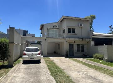 Casa · 146m² · 4 Ambientes · 1 Cochera · Liceo: Venta Casa 3 Dorm. 3 Baños con Piscina