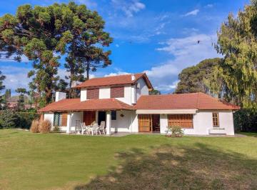 Casa · 208m² · 3 Ambientes · 4 Cocheras · Apto Credito. Hermoso Chalet en Parque Leloir