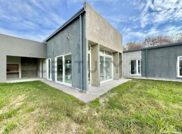 Casa · 242m² · 5 Ambientes · Casa en Haras de Funes en Venta