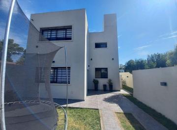 JSP-JSP-4236_2 · Casa 3 Dorm. en Melchor Romero 167 E 41 y 42 La Plata