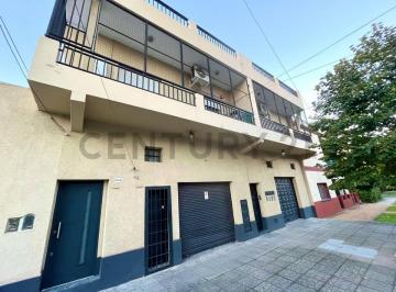 Edificio · 220m² · 3 Ambientes · Venta en Bloque / 2 Departamentos 3 Amb + 2 Galpones - Caseros