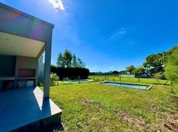 Casa · 173m² · 5 Ambientes · 4 Cocheras · ¡Hermosa Casa a Estrenar en Santa Elena - Pilar del Este!
