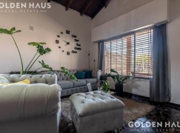 Casa · 256m² · 3 Ambientes · 1 Cochera · Casa en Lote Propio con Gran Parque - Oportunidad en Barrio San Jose