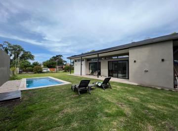 Jardin con pileta · Hola Sur Alquila Casa en Acantilados Mar del Plata con Pileta Para 4 Personas