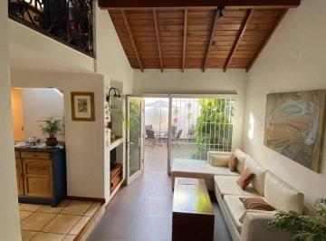 Casa · 161m² · 4 Ambientes · 1 Cochera · Venta Casa Reciclada con 3 Dorm. Patio con Parrilla