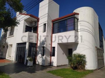 Casa · 194m² · 6 Ambientes · 2 Cocheras · Se Vende Casa de 3 Dorm. y Todos Los Servicios en Barrio 9 de Julio