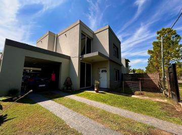 Casa · 134m² · 5 Ambientes · 2 Cocheras · Venta - Casa 3 Dorm. Tds 1,roldan.