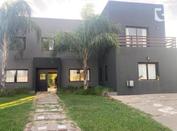 Casa · 292m² · 6 Ambientes · 1 Cochera · Casa en Venta - Barrio El Cazal - Parque Naútico