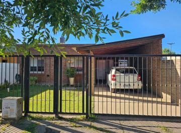 Casa · 126m² · 6 Ambientes · 1 Cochera · Hermosa Casa en Venta - Amplia y Cómoda Distribución