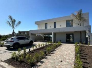 Casa · 237m² · 4 Ambientes · 2 Cocheras · Casa en Venta - 3 Dorm. 3 Baños - Cochera - 780 m² - Canning