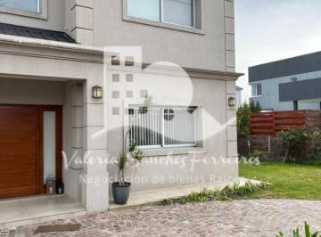 Casa · 207m² · 5 Ambientes · 2 Cocheras · Casa a La Venta en Las Golondrinas