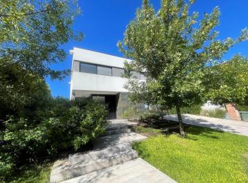 Casa · 231m² · 6 Ambientes · 2 Cocheras · Casa en Venta en Castaños Nordelta