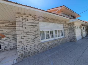 Casa de 4 ambientes, Mar del Plata · Chalet Impecable en Parque Lurod4 Amb. A/c Dorrego 97