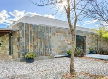 Casa · 218m² · 5 Ambientes · 2 Cocheras · Casa en Venta en Santa Catalina