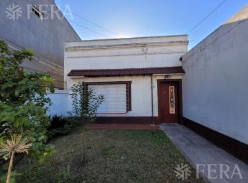 Casa · 81m² · 3 Ambientes · 1 Cochera · Venta de Casa 2 Ambientes con Cochera en Bernal