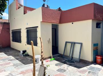 Edificio de 2 ambientes, Morón · Venta PH Tipo/casa de 2 Ambientes con Patio en Castelar