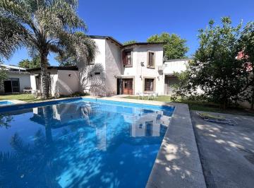 Casa · 287m² · 8 Ambientes · 2 Cocheras · Venta Casa Funes 4 Dorm. Piscina Jardin