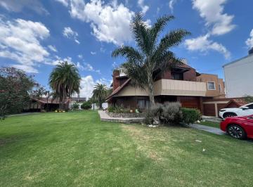 Casa · 260m² · 5 Ambientes · 1 Cochera · Chalet en Amplio Lote a La Venta en Ituzaingo