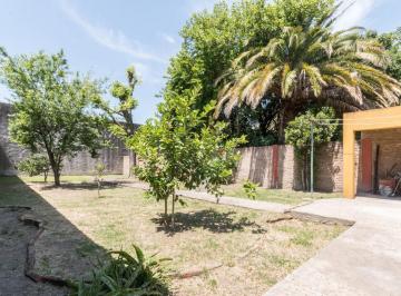 Casa · 120m² · 5 Ambientes · Casa con Gran Fondo Verde. Excelente Estado! V. Domínico! Acepta Permuta