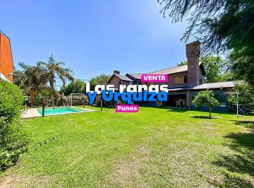 Casa · 154m² · 4 Ambientes · 5 Cocheras · Casa en Venta de Tres Dorm. en Esquina Servicios de Luz, Gas y Agua a m de Av Mitre
