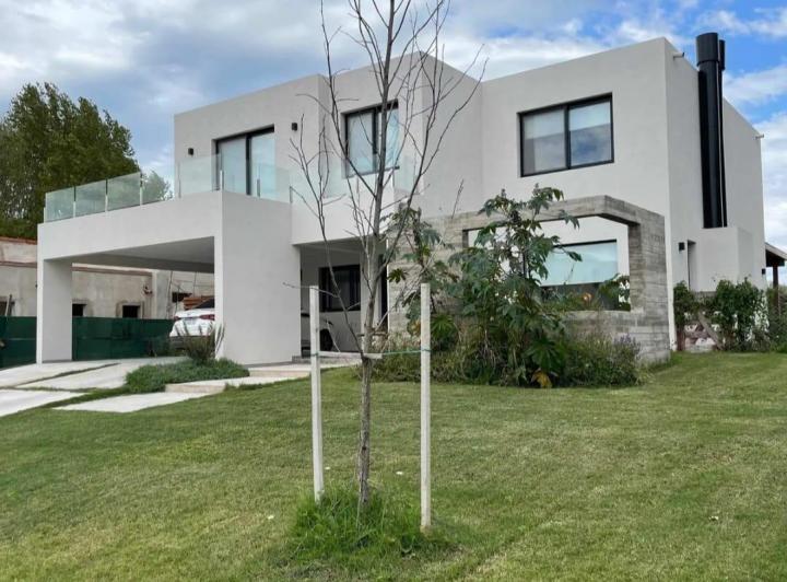 Casa · 245m² · 5 Ambientes · 2 Cocheras