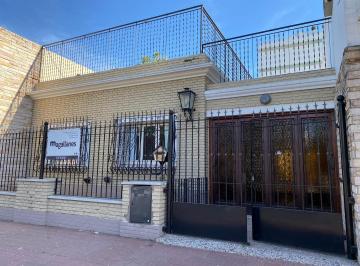 Casa · 456m² · 5 Ambientes · 2 Cocheras · Casa en Alquiler Zarate Centro (Zona Residencial)
