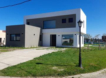 Casa · 210m² · 3 Dormitorios · 1 Cochera · Casa en Mashwitz