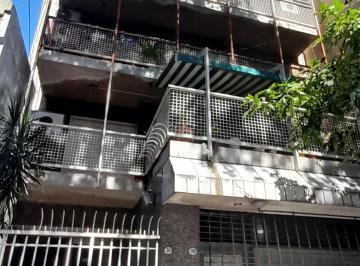Departamento de 3 ambientes, Floresta · Venta o Alquiler Departamento Semipiso Luminoso 3 Ambientes Al Frente con Balcón
