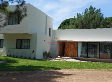 Casa · 225m² · 5 Ambientes · 2 Cocheras · Casa en Venta en Pinamar "La Blanca". a Estrenar. Barrio Pioneros.
