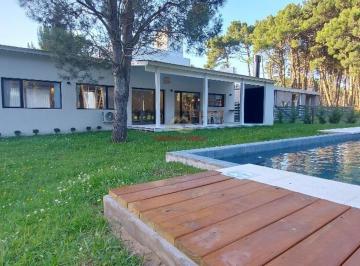 Casa · 225m² · 5 Ambientes · 2 Cocheras · Casa en Venta en Pinamar "La Blanca". Barrio Pioneros.
