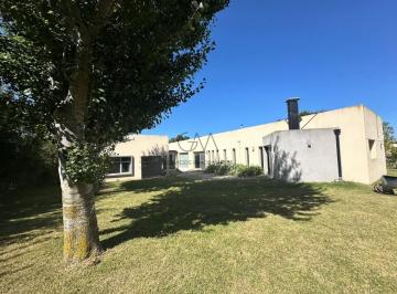 Casa · 200m² · 4 Ambientes · 2 Cocheras · Casa en Venta en Barrio Rumenco