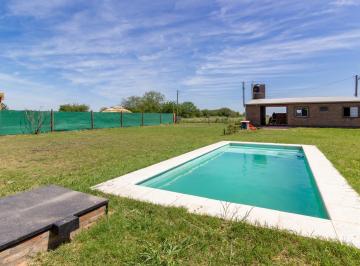 Casa · 65m² · 4 Ambientes · 1 Cochera · Venta de Casa 2 Dorm. con Pileta Quincho y Jardin Apta Credito Roldan