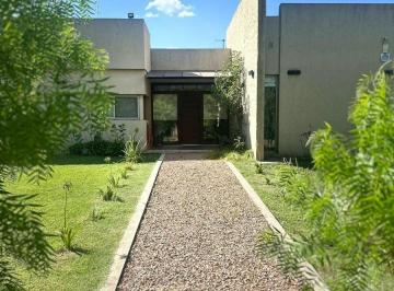 Casa · 236m² · 1 Ambiente · 2 Cocheras · Excelente Casa en Barrio La Elina, Comarcas