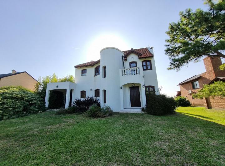 Casa · 900m² · 5 Ambientes · 1 Cochera