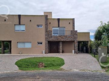 Casa · 440m² · 5 Ambientes · 2 Cocheras · Casa - Cruz del Sur