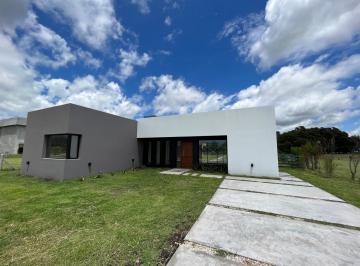 Casa · 140m² · 5 Ambientes · 3 Cocheras · Chalet Premium, Todo en Plata Baja con Quincho, Pileta y Parque.