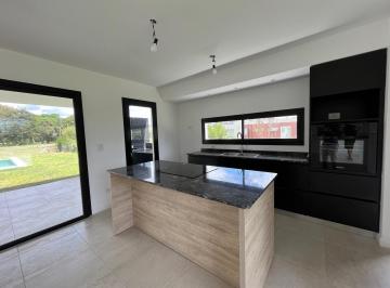 Casa · 140m² · 5 Ambientes · 3 Cocheras · Vta Chalet Premium, Plata Baja con Quincho, Pileta y Parque - Haras del Mar - Mdp