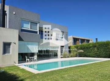 Casa · 340m² · 5 Ambientes · 2 Cocheras · Casa a La Venta en Las Golondrinas