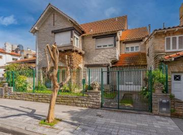 Casa · 233m² · 4 Ambientes · 2 Cocheras · Chalet 4 Ambientes Garage Parque Chauvin
