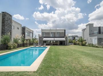 Casa · 198m² · 4 Ambientes · 4 Cocheras · Casa de 4 Amb con Vista a La Laguna en Barrio San Lucas