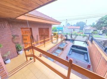Casa · 290m² · 4 Ambientes · Hermoso Chalet de 4 Ambientes con Amplio Parque y Piscina Cl