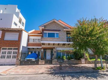 Casa · 240m² · 5 Ambientes · 1 Cochera · Casa en Chauvin