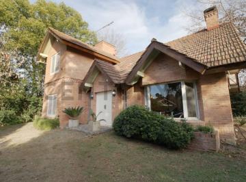 Casa · 160m² · 4 Ambientes · Hermoso Chalet Amueblado Sobre 2 Lotes de 1420 m² Desarrollado en Dos Plantas, Muy Luminoso. P.