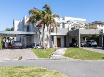 Casa · 323m² · 7 Ambientes · 4 Cocheras · Imponente Casa en Fincas de Iraola II Construida Sobre Dos Lotes Centrales