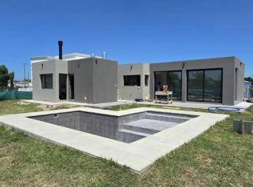 Casa · 148m² · 4 Ambientes · 2 Cocheras · Casa en Barrio Privado Arenas Chico