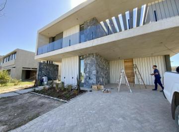 Casa · 220m² · 8 Ambientes · 2 Cocheras · Country Vida Barrio Cerrado