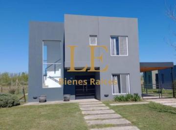 Casa · 176m² · 4 Ambientes · 5 Cocheras · Venta Casa en Barrio San Sebastian