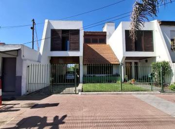 Casa · 230m² · 6 Ambientes · 3 Cocheras · Casa en Pleno Centro Comercial de Escobar
